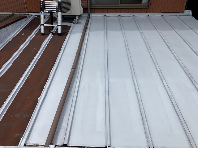 下屋根のトタン